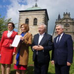 Podpisanie deklaracji świętokrzyskiej w sprawie ochrony wartości chrześcijańskich. Od lewej: Agata Wojtyszek - wojewoda świętokrzyski, Anna Krupka - wiceminister sportu i turystyki, Krzysztof Lipiec - poseł PiS, Andrzej Bętkowski - marszałek województwa / Wiktor Dziarmaga / Radio Kielce