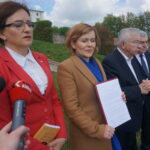 Podpisanie deklaracji świętokrzyskiej w sprawie ochrony wartości chrześcijańskich. Od lewej: Agata Wojtyszek - wojewoda świętokrzyski, Anna Krupka - wiceminister sportu i turystyki, Krzysztof Lipiec - poseł PiS, Andrzej Bętkowski - marszałek województwa / Wiktor Dziarmaga / Radio Kielce