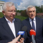 Podpisanie deklaracji świętokrzyskiej w sprawie ochrony wartości chrześcijańskich. Od lewej:  Krzysztof Lipiec - poseł PiS, Andrzej Bętkowski - marszałek województwa / Wiktor Dziarmaga / Radio Kielce