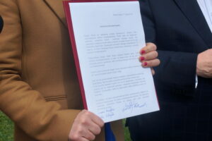 Podpisanie deklaracji świętokrzyskiej w sprawie ochrony wartości chrześcijańskich / Wiktor Dziarmaga / Radio Kielce