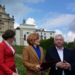 Podpisanie deklaracji świętokrzyskiej w sprawie ochrony wartości chrześcijańskich. Od lewej: Agata Wojtyszek - wojewoda świętokrzyski, Anna Krupka - wiceminister sportu i turystyki, Krzysztof Lipiec - poseł PiS, Andrzej Bętkowski - marszałek województwa / Wiktor Dziarmaga / Radio Kielce