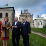 Podpisanie deklaracji świętokrzyskiej w sprawie ochrony wartości chrześcijańskich. Od lewej: Agata Wojtyszek - wojewoda świętokrzyski, Anna Krupka - wiceminister sportu i turystyki, Krzysztof Lipiec - poseł PiS, Andrzej Bętkowski - marszałek województwa / Wiktor Dziarmaga / Radio Kielce