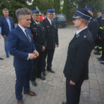 Mójcza. Przekazanie sprzętu Ochotniczej Straży Pożarnej. Na zdjęciu z lewej Krzysztof Słoń, senator PiS / Wiktor Dziarmaga / Radio Kielce