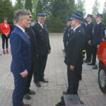 Mójcza. Przekazanie sprzętu Ochotniczej Straży Pożarnej. Na zdjęciu z lewej Krzysztof Słoń, senator PiS / Wiktor Dziarmaga / Radio Kielce