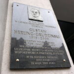 Wycieczka śladami Gustawa Herlinga-Grudzińskiego. Tablica upamiętniająca 90. rocznicę urodzin Gustawa Herlinga Grudzińskiego znajdująca się na kamienicy przy ulicy Sienkiewicza 52. Inicjatorem jej powstania było Radio Kielce / Dorota Klusek / Radio Kielce
