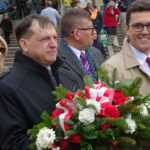 Obchody 228. rocznicy uchwalenia Konstytucji 3 Maja. Wicestarosta starachowicki Dariusz Dąbrowski i starosta starachowicki Piotr Babicki / Anna Głąb / Radio Kielce