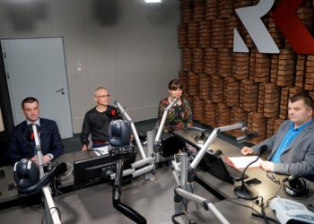 Kielce. Debata Europejska w Radiu Kielce. Na zdjęciu (od lewej): Dawid Lewicki - Konfederacja KORWiN Braun Liroy Narodowcy, Arkadiusz Mikler - Polska Fair Play Bezpartyjni Gwiazdowski, Magdalena Fogiel-Litwinek – Kukiz’15 i Radosław Podsiadły – Radio Kielce / Karol Żak / Radio Kielce