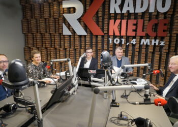 Studio Wyborcze Radia Kielce. Od lewej: Artur Gierada - Platforma Obywatelska, dr Agnieszka Zaremba - politolog UJK, red. michał Kita - Radio Kielce, red. Radosław Podsiadły - Radio Kielce i Krzysztof Lipiec - PiS / Kamil Król / Radio Kielce