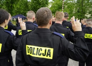 Ślubowanie nowo przyjętych policjantów / Piotr Kwaśniewski / Radio Kielce