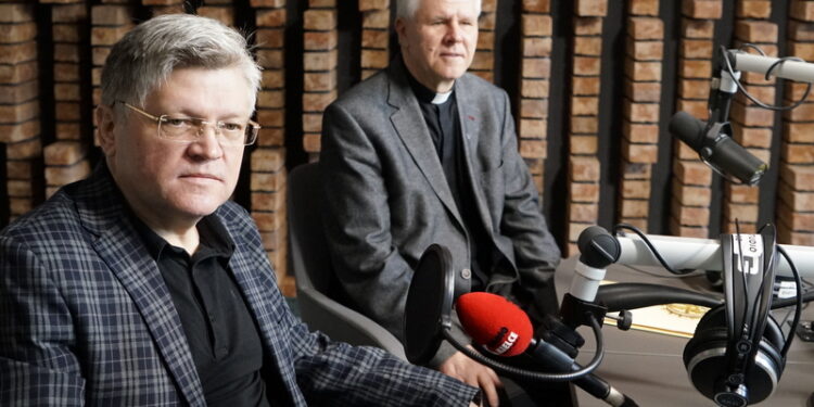 Na zdjęciu: ojciec Marian Puchała i prof. Krzysztof Bracha / Aneta Cielibała-Gil / Radio Kielce