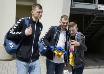 PGE Vive wyjeżdża na Final4 do Kolonii. Od lewej: Uladzislau Kulesz i Arsiom Karaliok / Piotr Kwaśniewski / Radio Kielce