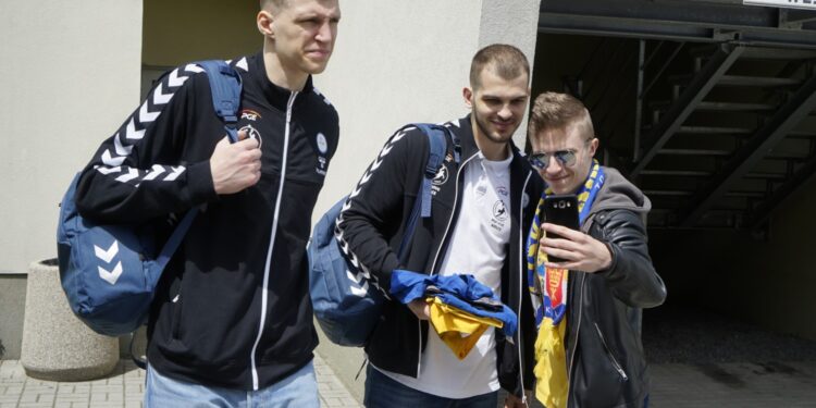 PGE Vive wyjeżdża na Final4 do Kolonii. Od lewej: Uladzislau Kulesz i Arsiom Karaliok / Piotr Kwaśniewski / Radio Kielce