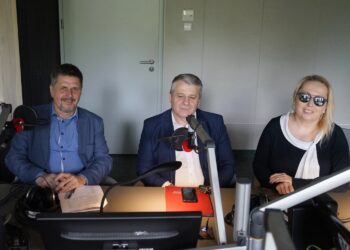 Na zdjęciu: Jarosław Karyś - kielecki radny, Bogdan Latosiński - poseł PiS i Anna Kibortt - kielecka radna / Piotr Kwaśniewski / Radio Kielce