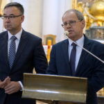 Sympozjum poświęcone dwustuleciu kasaty klasztoru na Świętym Krzyżu. Od lewej: Sławomir Kopacz - wójt Bielin i Andrzej Gąsior - burmistrz Nowej Słupi / Piotr Kwaśniewski / Radio Kielce