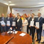 Wręczenie promes na usuwanie skutków klęsk żywiołowych / Mateusz Kaczmarczyk / Radio Kielce