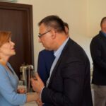 Przyjmo, gmina Miedziana Góra. Konferencja wiceminister Anny Krupki podsumowująca kampanię do PE. Na zdjęciu: wiceminister Anna Krupka i Sławomir Kopacz - wójt gminy Bieliny / Michał Kita / Radio Kielce