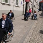 Radni jeżdżąc na wózkach inwalidzkich sprawdzili czy centrum Kielc jest przystosowane do potrzeb osób niepełnosprawnych / Wiktor Dziarmaga / Radio Kielce