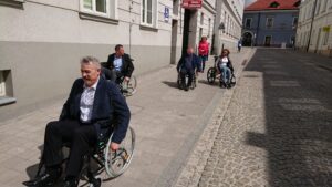 Radni jeżdżąc na wózkach inwalidzkich sprawdzili czy centrum Kielc jest przystosowane do potrzeb osób niepełnosprawnych / Wiktor Dziarmaga / Radio Kielce