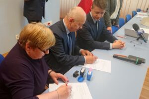Podpisanie umów na utworzenie nowych lub dofinansowanie istniejących domów lub klubów seniora / Iwona Murawska / Radio Kielce