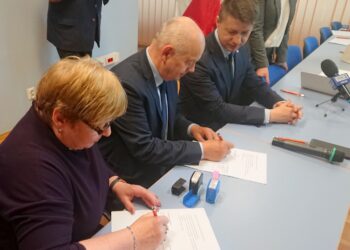 Podpisanie umów na utworzenie nowych lub dofinansowanie istniejących domów lub klubów seniora / Iwona Murawska / Radio Kielce