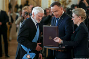 Prof. Wincenty Kućma odbiera Order Orła Białego z rąk prezydenta RP Andrzeja Dudy / Grzegorz Jakubowski / KPRP