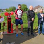 Otwarcie samoobsługowej, bezpłatnej stacji naprawczej rowerów. Od lewej: Aleksandra Abramczyk - GOK,  Sebastian Mazur - dyrektor GOK, Witold Surowiec - wójt gminy Samborzec i  Andrzej Bryła - sołtys Koćmierzowa / Grażyna-Szlęzak-Wójcik / Radio Kielce