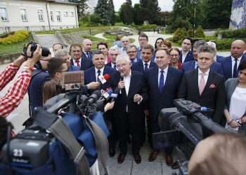 Konferencja PIS na placu Artystów podsumowująca kampanię oraz wyniki wyborów / Jarosław Kubalski / Radio Kielce