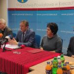 Kielce. Konferencja przed Jarmarkiem Świętokrzyskim. Na zdjęciu (od lewej): Marian Puchała – superior klasztoru na Świętym Krzyżu, Mirosław Gębski – starosta powiatu kieleckiego, Jadwiga Wójcik – sekretarz gminy Bieliny i Andrzej Gąsior – wójt gminy Nowa Słupia / Izabela Mortas / Radio Kielce