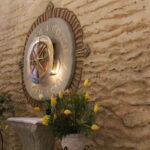 Buskie Dni Otwarte dla Turystyki 2019. Zwiedzanie kościoła świętego Brata Alberta w Busku-Zdroju oraz dzielenie się podpłomykami / Marta Gajda / Radio Kielce