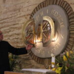 Buskie Dni Otwarte dla Turystyki 2019. Zwiedzanie kościoła świętego Brata Alberta w Busku-Zdroju oraz dzielenie się podpłomykami / Marta Gajda / Radio Kielce