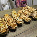 Buskie Dni Otwarte dla Turystyki 2019. Zwiedzanie kościoła świętego Brata Alberta w Busku-Zdroju oraz dzielenie się podpłomykami / Marta Gajda / Radio Kielce