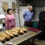 Buskie Dni Otwarte dla Turystyki 2019. Zwiedzanie kościoła świętego Brata Alberta w Busku-Zdroju oraz dzielenie się podpłomykami / Marta Gajda / Radio Kielce