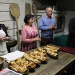 Buskie Dni Otwarte dla Turystyki 2019. Zwiedzanie kościoła świętego Brata Alberta w Busku-Zdroju oraz dzielenie się podpłomykami / Marta Gajda / Radio Kielce