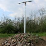 Strożyska. Poświecenie nowo wybudowanego krzyża na starym cmentarzu parafialnym, uroczyste otwarcie przykościelnej Sali Teatralnej im. Księży Biskupów Diecezji Kieleckich oraz inauguracja Muzeum Parafialnego / Marta Gajda / Radio Kielce