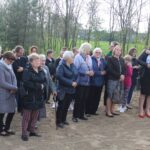 Strożyska. Poświecenie nowo wybudowanego krzyża na starym cmentarzu parafialnym, uroczyste otwarcie przykościelnej Sali Teatralnej im. Księży Biskupów Diecezji Kieleckich oraz inauguracja Muzeum Parafialnego / Marta Gajda / Radio Kielce