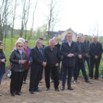 Strożyska. Poświecenie nowo wybudowanego krzyża na starym cmentarzu parafialnym, uroczyste otwarcie przykościelnej Sali Teatralnej im. Księży Biskupów Diecezji Kieleckich oraz inauguracja Muzeum Parafialnego / Marta Gajda / Radio Kielce