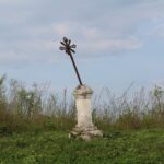 Strożyska. Poświecenie nowo wybudowanego krzyża na starym cmentarzu parafialnym, uroczyste otwarcie przykościelnej Sali Teatralnej im. Księży Biskupów Diecezji Kieleckich oraz inauguracja Muzeum Parafialnego / Marta Gajda / Radio Kielce