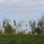 Strożyska. Poświecenie nowo wybudowanego krzyża na starym cmentarzu parafialnym, uroczyste otwarcie przykościelnej Sali Teatralnej im. Księży Biskupów Diecezji Kieleckich oraz inauguracja Muzeum Parafialnego / Marta Gajda / Radio Kielce