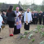 Strożyska. Poświecenie nowo wybudowanego krzyża na starym cmentarzu parafialnym, uroczyste otwarcie przykościelnej Sali Teatralnej im. Księży Biskupów Diecezji Kieleckich oraz inauguracja Muzeum Parafialnego / Marta Gajda / Radio Kielce