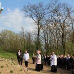 Strożyska. Poświecenie nowo wybudowanego krzyża na starym cmentarzu parafialnym, uroczyste otwarcie przykościelnej Sali Teatralnej im. Księży Biskupów Diecezji Kieleckich oraz inauguracja Muzeum Parafialnego / Marta Gajda / Radio Kielce