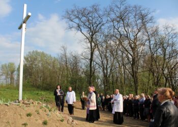 Strożyska. Poświecenie nowo wybudowanego krzyża na starym cmentarzu parafialnym, uroczyste otwarcie przykościelnej Sali Teatralnej im. Księży Biskupów Diecezji Kieleckich oraz inauguracja Muzeum Parafialnego / Marta Gajda / Radio Kielce