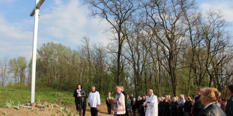 Strożyska. Poświecenie nowo wybudowanego krzyża na starym cmentarzu parafialnym, uroczyste otwarcie przykościelnej Sali Teatralnej im. Księży Biskupów Diecezji Kieleckich oraz inauguracja Muzeum Parafialnego / Marta Gajda / Radio Kielce