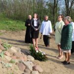 Strożyska. Poświecenie nowo wybudowanego krzyża na starym cmentarzu parafialnym, uroczyste otwarcie przykościelnej Sali Teatralnej im. Księży Biskupów Diecezji Kieleckich oraz inauguracja Muzeum Parafialnego / Marta Gajda / Radio Kielce