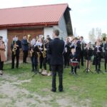 Strożyska. Poświecenie nowo wybudowanego krzyża na starym cmentarzu parafialnym, uroczyste otwarcie przykościelnej Sali Teatralnej im. Księży Biskupów Diecezji Kieleckich oraz inauguracja Muzeum Parafialnego / Marta Gajda / Radio Kielce