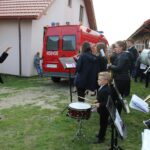 Strożyska. Poświecenie nowo wybudowanego krzyża na starym cmentarzu parafialnym, uroczyste otwarcie przykościelnej Sali Teatralnej im. Księży Biskupów Diecezji Kieleckich oraz inauguracja Muzeum Parafialnego / Marta Gajda / Radio Kielce