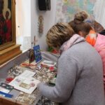 Strożyska. Poświecenie nowo wybudowanego krzyża na starym cmentarzu parafialnym, uroczyste otwarcie przykościelnej Sali Teatralnej im. Księży Biskupów Diecezji Kieleckich oraz inauguracja Muzeum Parafialnego / Marta Gajda / Radio Kielce