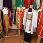 Strożyska. Poświecenie nowo wybudowanego krzyża na starym cmentarzu parafialnym, uroczyste otwarcie przykościelnej Sali Teatralnej im. Księży Biskupów Diecezji Kieleckich oraz inauguracja Muzeum Parafialnego / Marta Gajda / Radio Kielce