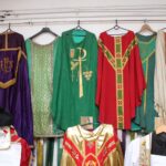 Strożyska. Poświecenie nowo wybudowanego krzyża na starym cmentarzu parafialnym, uroczyste otwarcie przykościelnej Sali Teatralnej im. Księży Biskupów Diecezji Kieleckich oraz inauguracja Muzeum Parafialnego / Marta Gajda / Radio Kielce