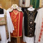 Strożyska. Poświecenie nowo wybudowanego krzyża na starym cmentarzu parafialnym, uroczyste otwarcie przykościelnej Sali Teatralnej im. Księży Biskupów Diecezji Kieleckich oraz inauguracja Muzeum Parafialnego / Marta Gajda / Radio Kielce