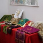 Strożyska. Poświecenie nowo wybudowanego krzyża na starym cmentarzu parafialnym, uroczyste otwarcie przykościelnej Sali Teatralnej im. Księży Biskupów Diecezji Kieleckich oraz inauguracja Muzeum Parafialnego / Marta Gajda / Radio Kielce